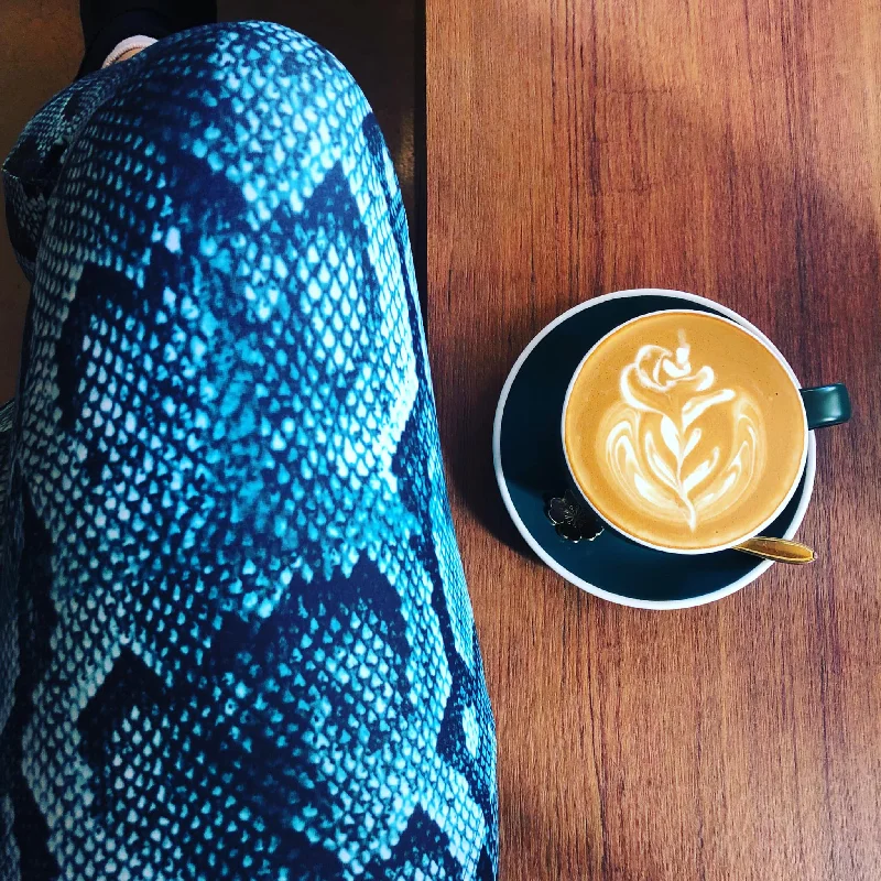 Turquoise Blue Snake Print Tights, Women's 7/8 Leggings With 2 Side Pockets - Made in USA/EU/MX Trendy Cold Weather Tights