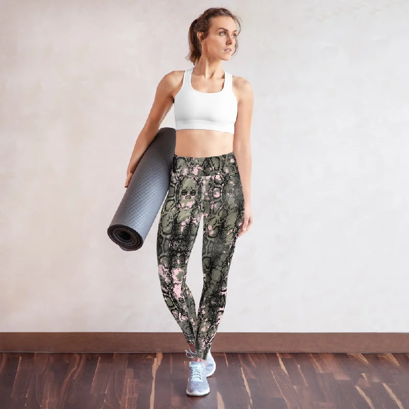 Green Snakeprint Women's Yoga Leggings, Python Snake Print Long Gym Tights-Made in USA/EU Trendy Cut-Out Activewear Leggings
