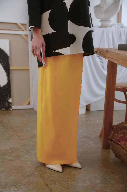 The Seniman Women Scallop Skirt - Mustard leather skirt refined