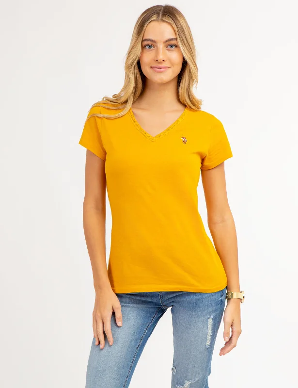 SCALLOP TRIM V-NECK T-SHIRT